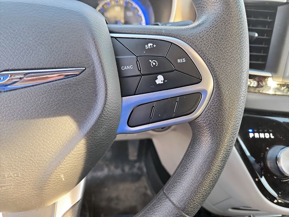 Used 2018 Chrysler Pacifica Touring Plus w/ Tire & Wheel Group FWD image 15