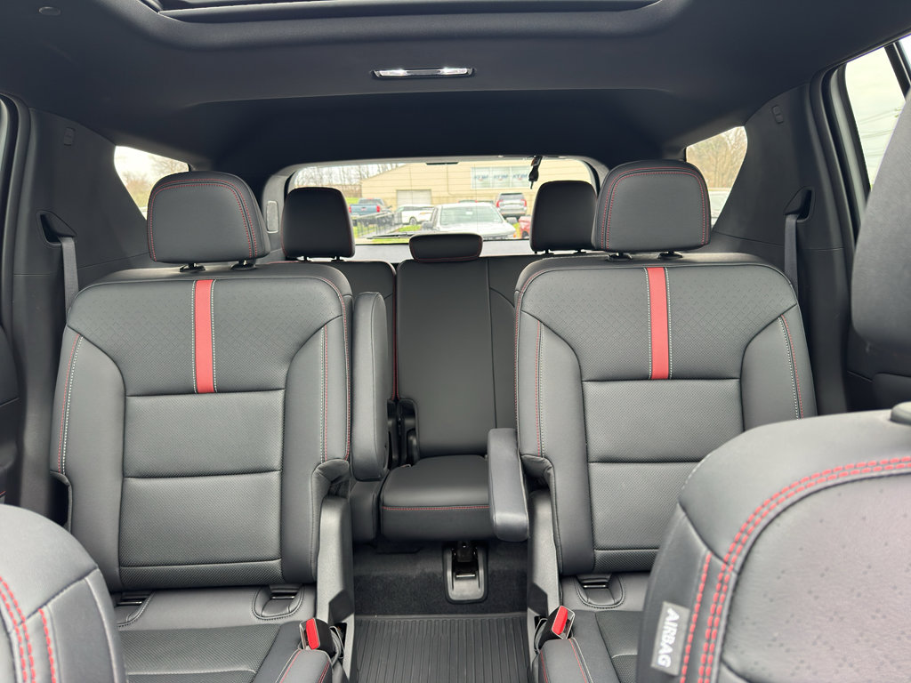 Used 2025 Chevrolet Traverse RS image 18
