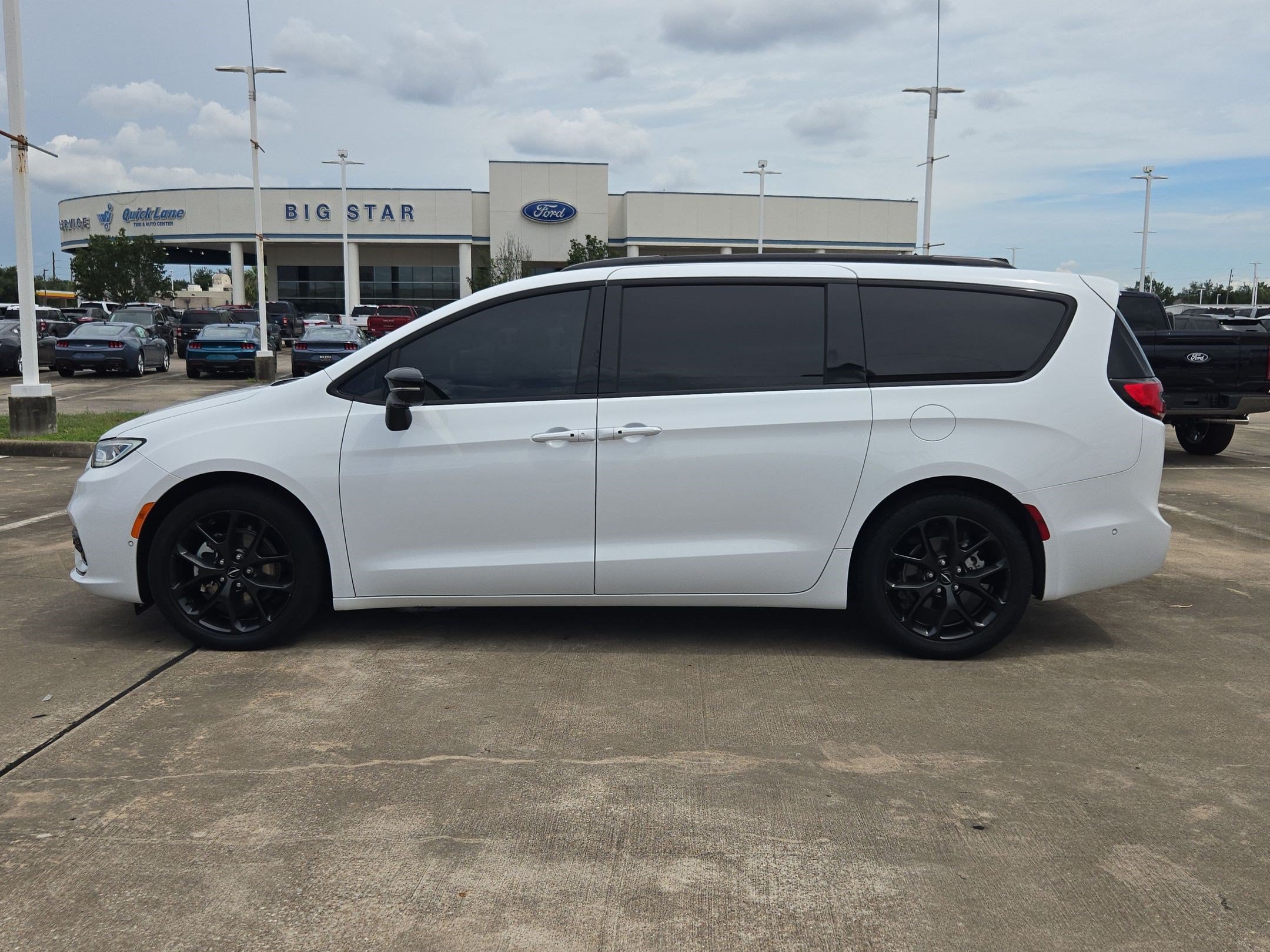 Used 2024 Chrysler Pacifica Limited w/ Uconnect Theater Family Group FWD image 9