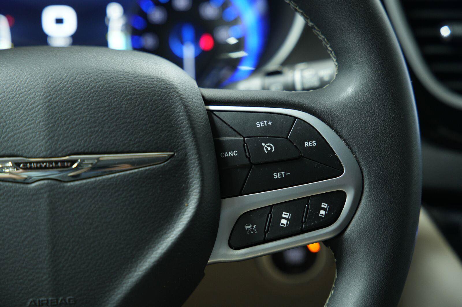 Used 2023 Chrysler Pacifica Touring-L FWD image 35