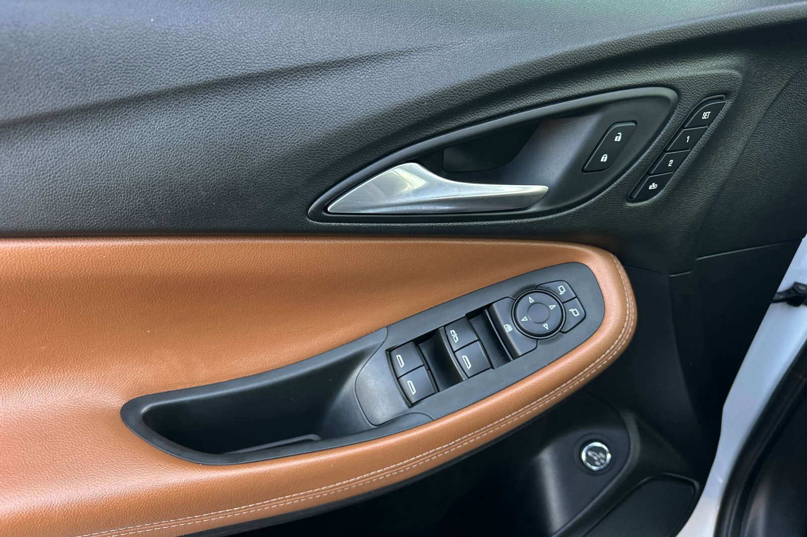 Used 2020 Buick Encore GX Essence image 11