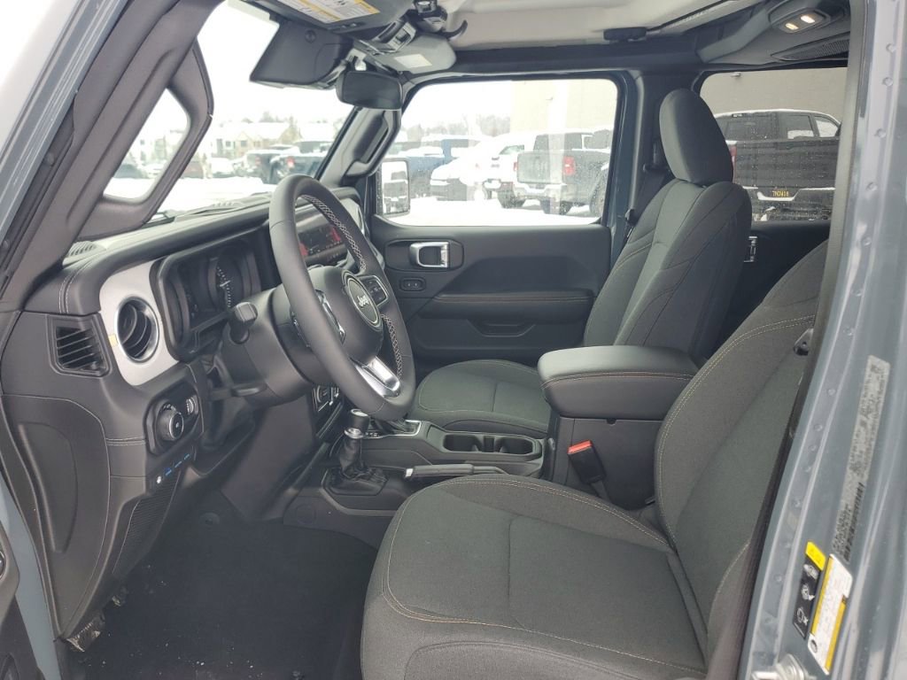 Used 2025 Jeep Wrangler Unlimited Sahara w/ Safety Group image 5