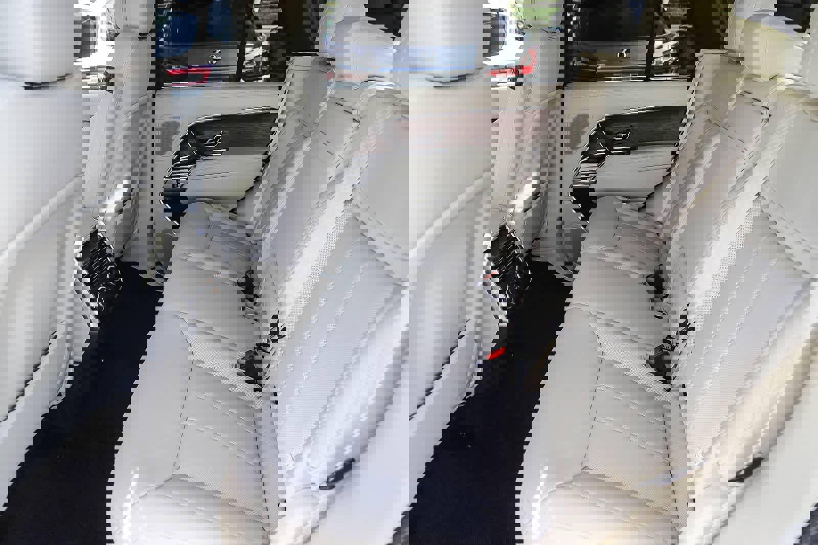 New 2026 Land Rover Range Rover SE image 16