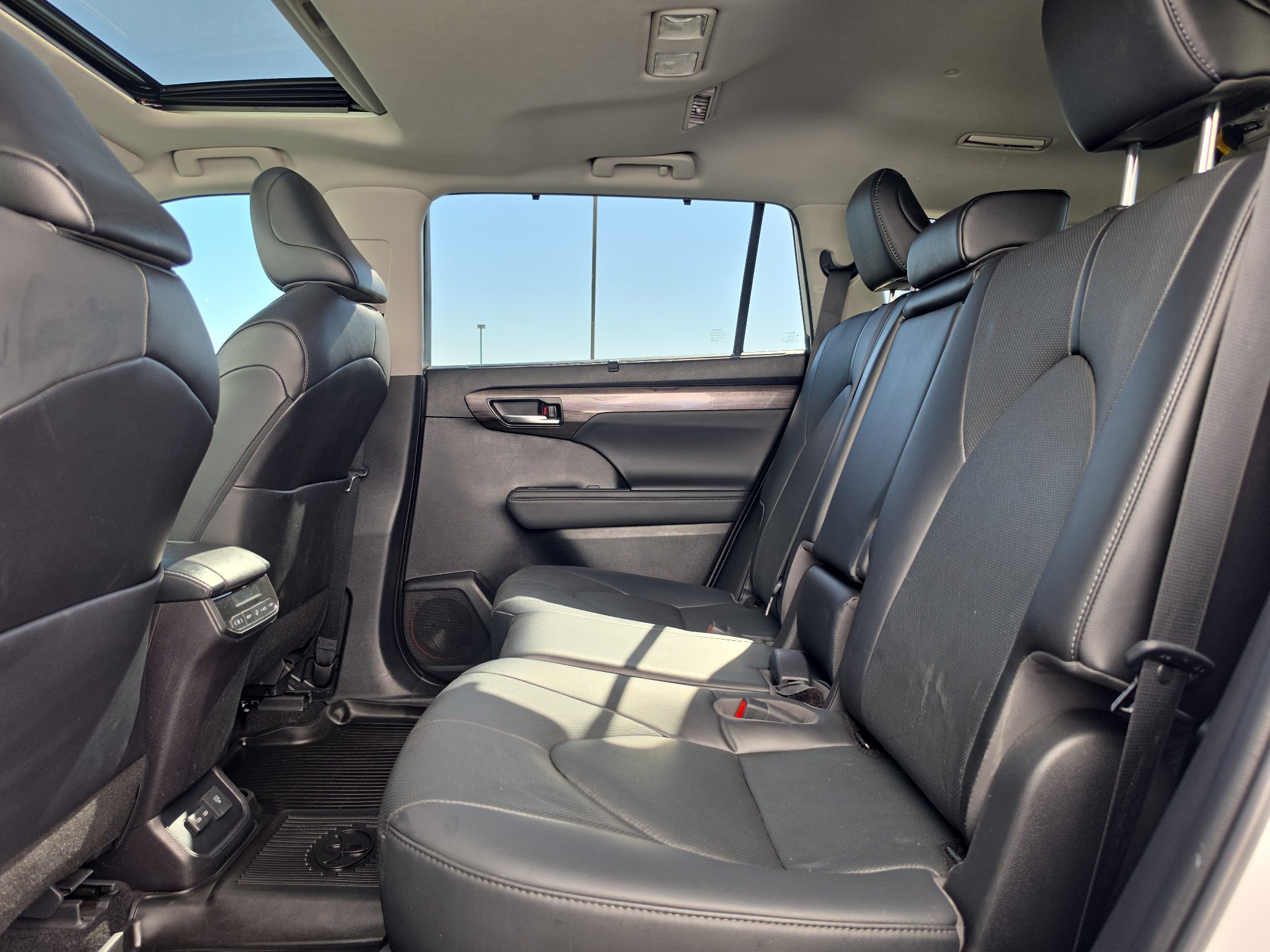 Used 2023 Toyota Highlander Limited AWD/4WD image 6