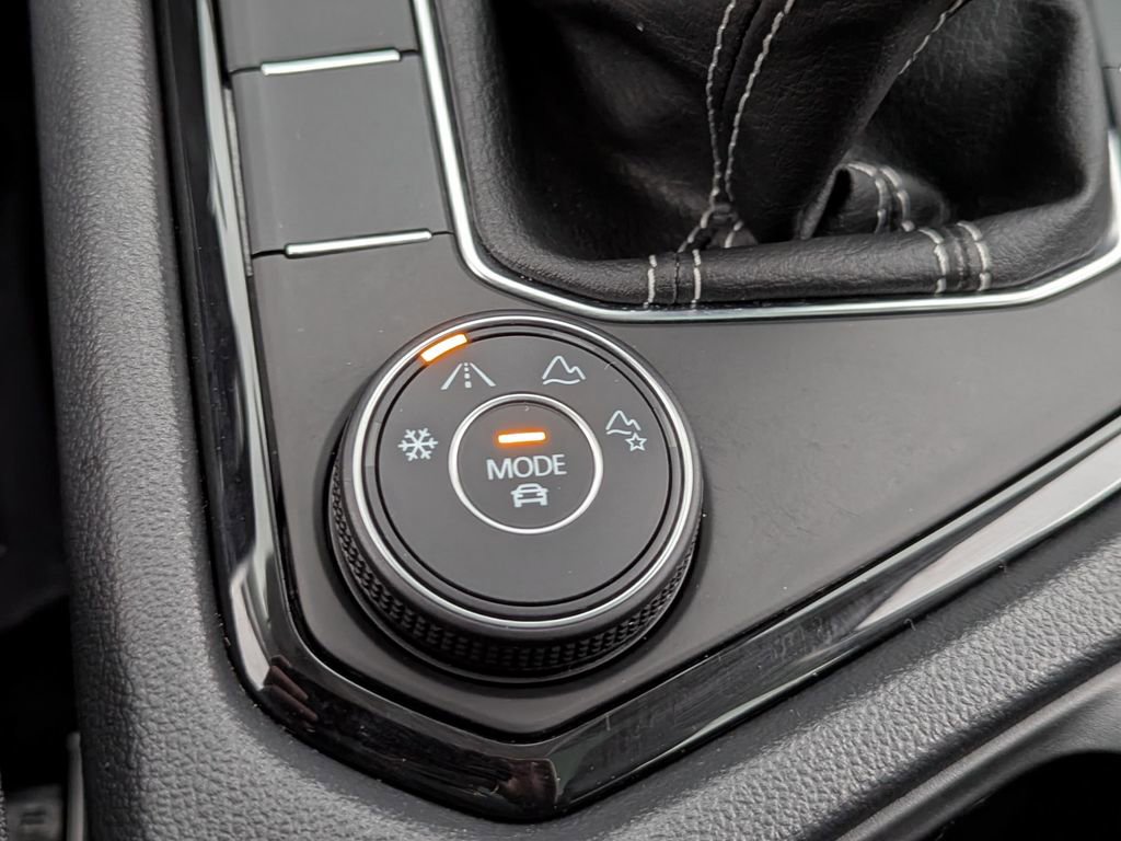 Used 2024 Volkswagen Taos SEL image 29