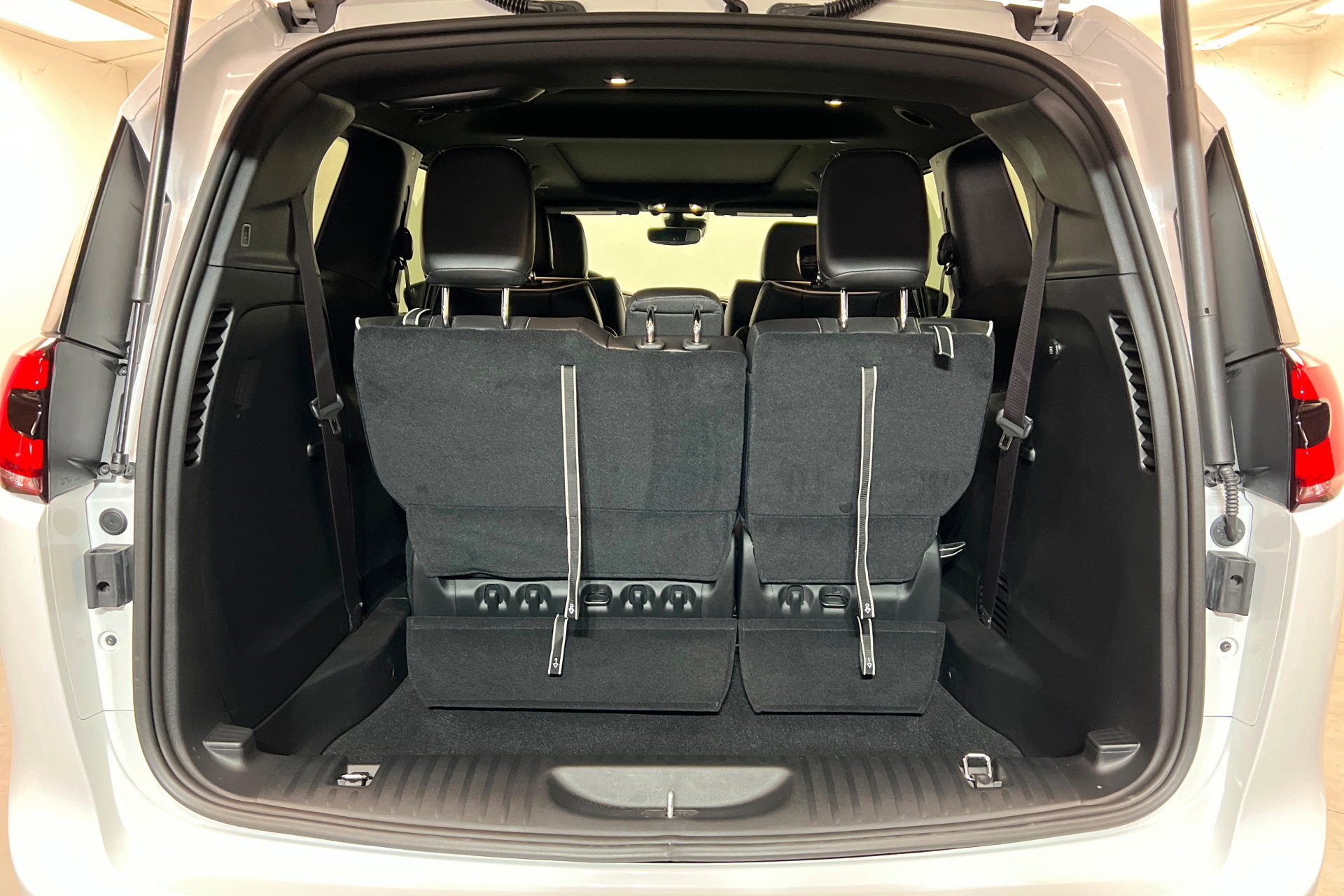 New 2026 Chrysler Pacifica Limited w/ Trailer Tow Group image 22