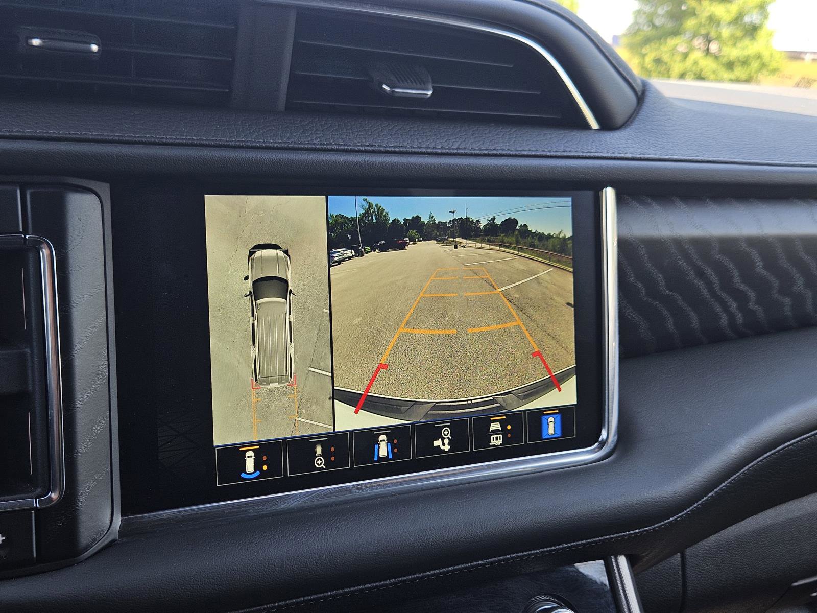 Used 2024 GMC Yukon XL Denali AWD/4WD image 23