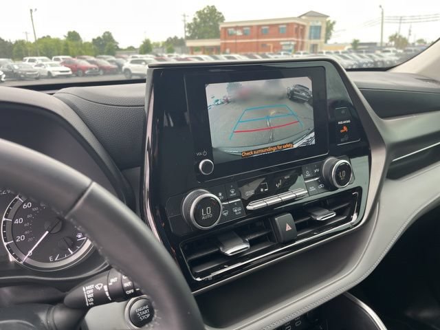 Used 2024 Toyota Highlander LE FWD image 25