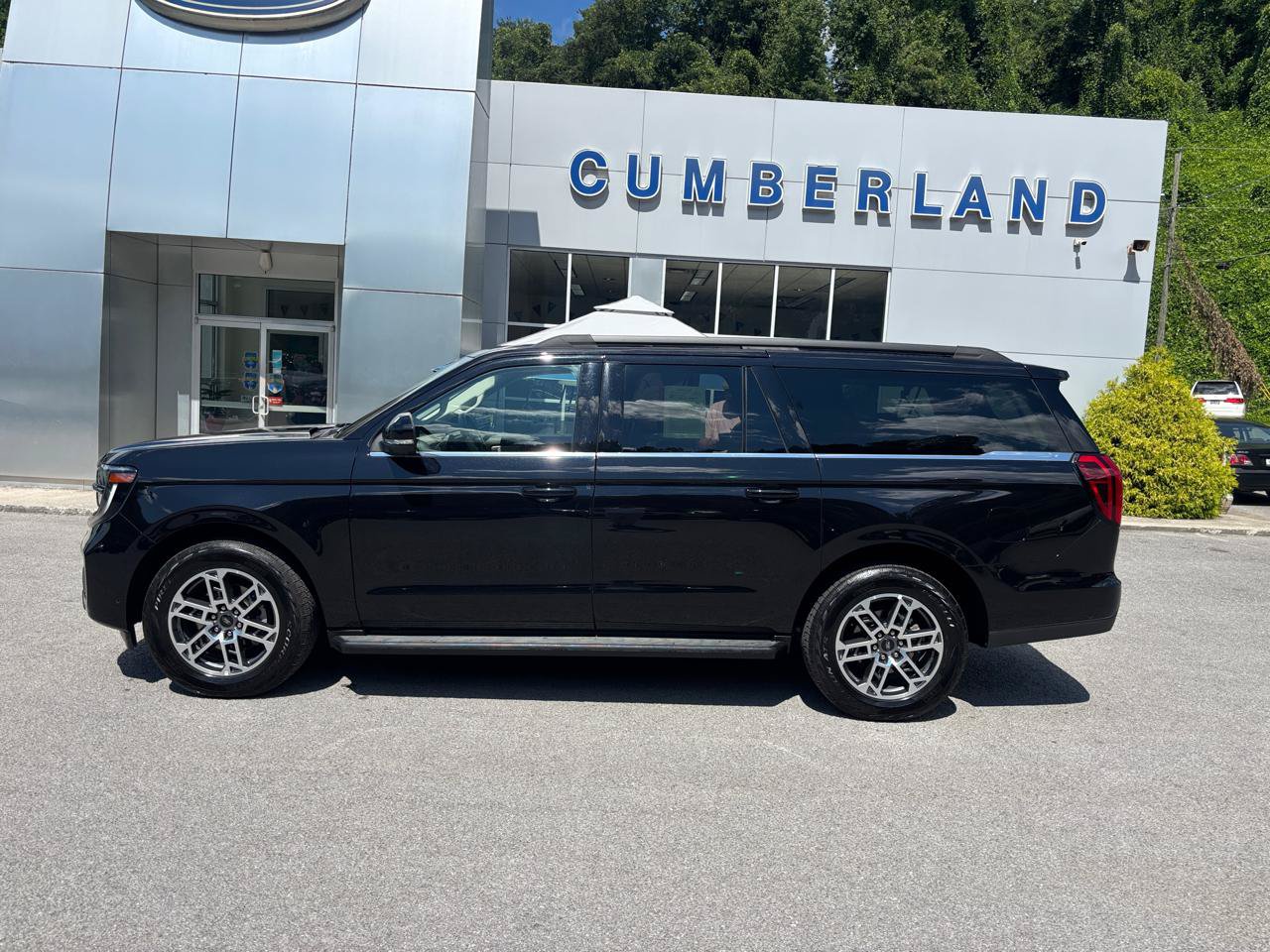 Used 2025 Ford Expedition Max Active AWD/4WD image 2