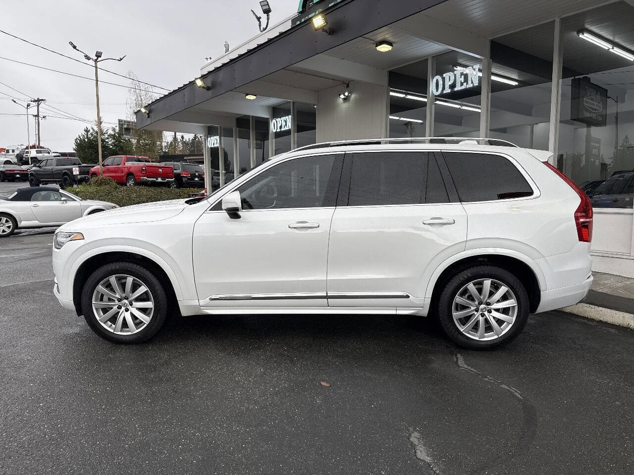 Used 2016 Volvo XC90 T6 Momentum w/ Momentum Plus Package AWD/4WD image 3