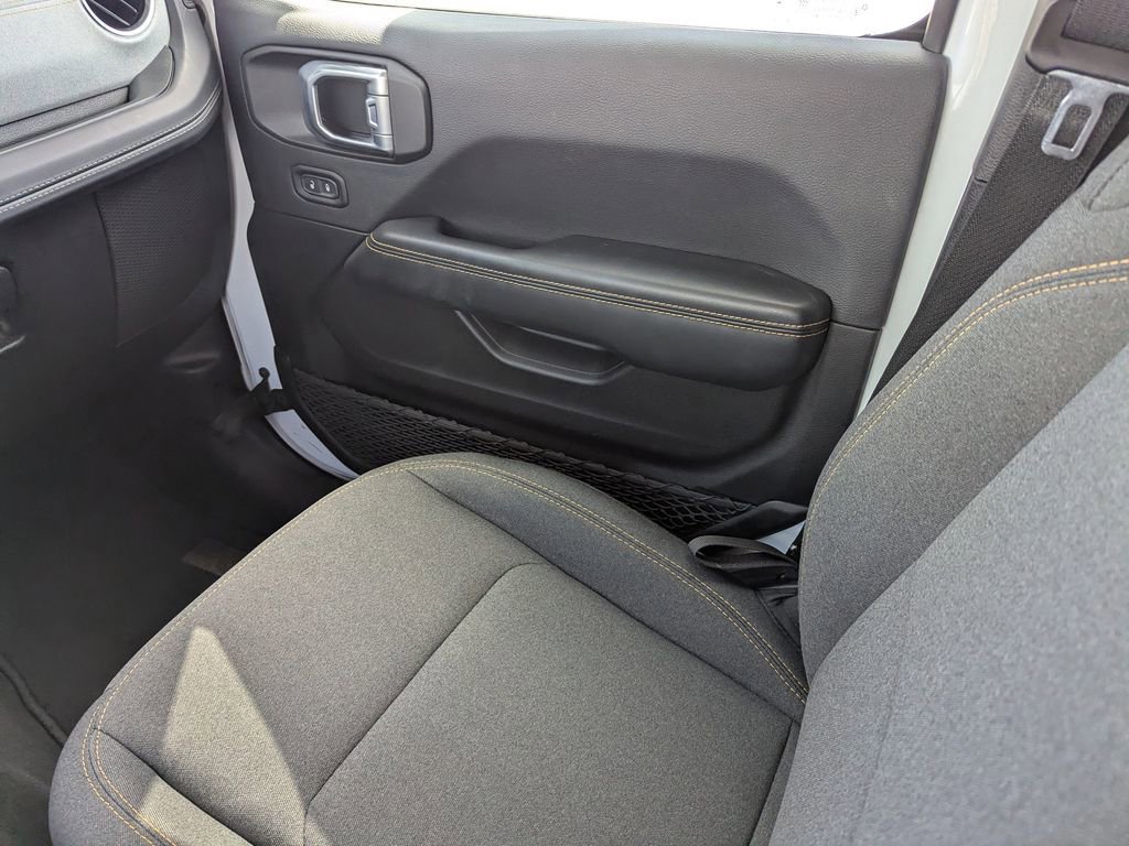 Used 2025 Jeep Wrangler Sahara image 13
