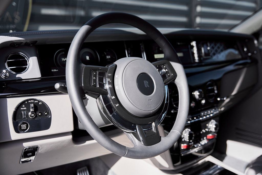 Used 2025 Rolls-Royce Phantom Sedan RWD image 43
