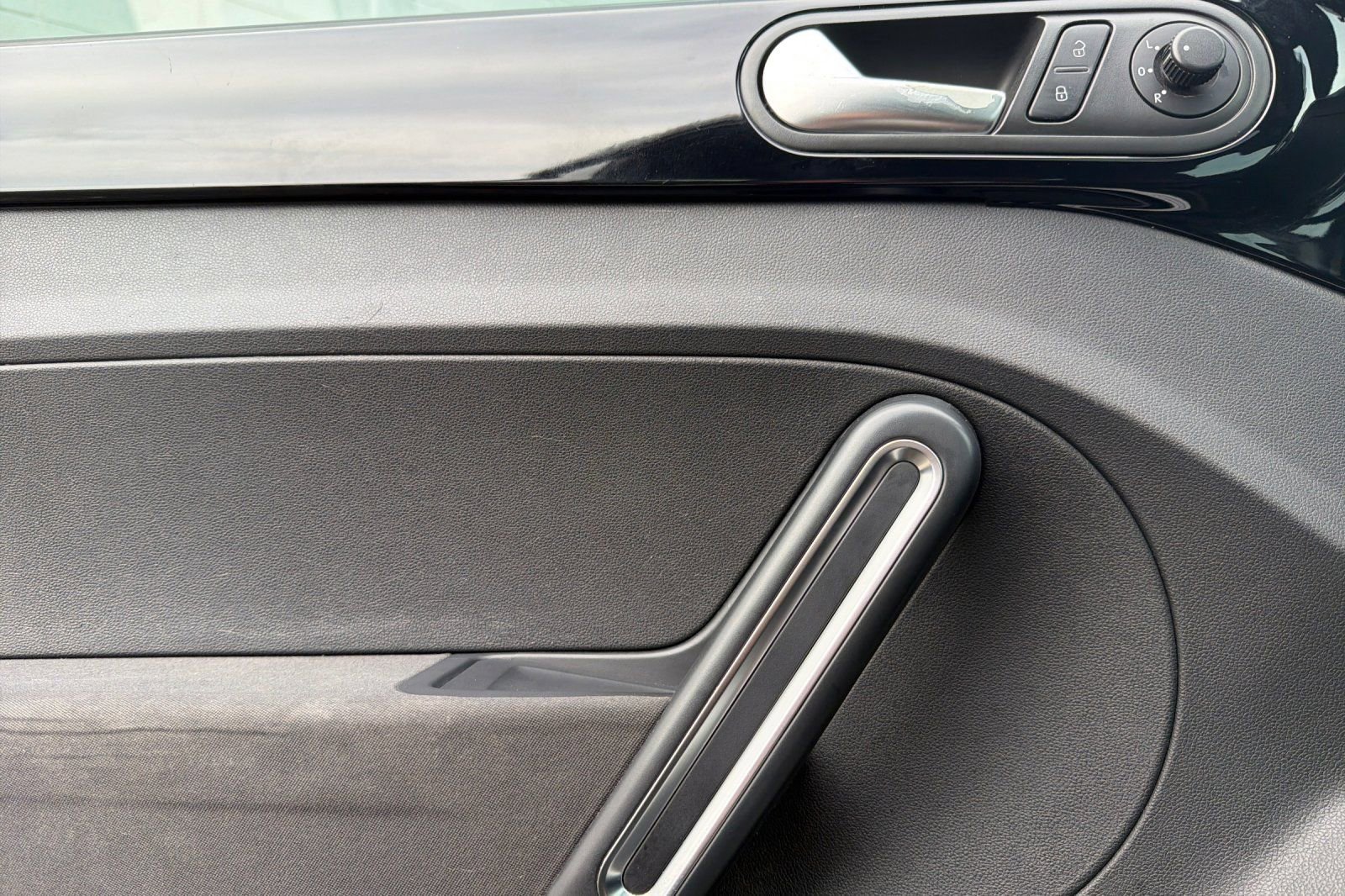 Used 2014 Volkswagen Beetle R-Line image 11