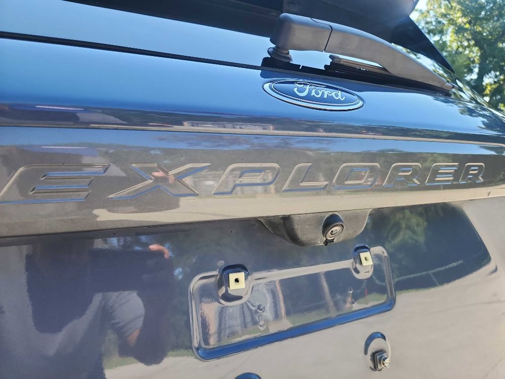 Used 2021 Ford Explorer XLT w/ Equipment Group 202A image 8
