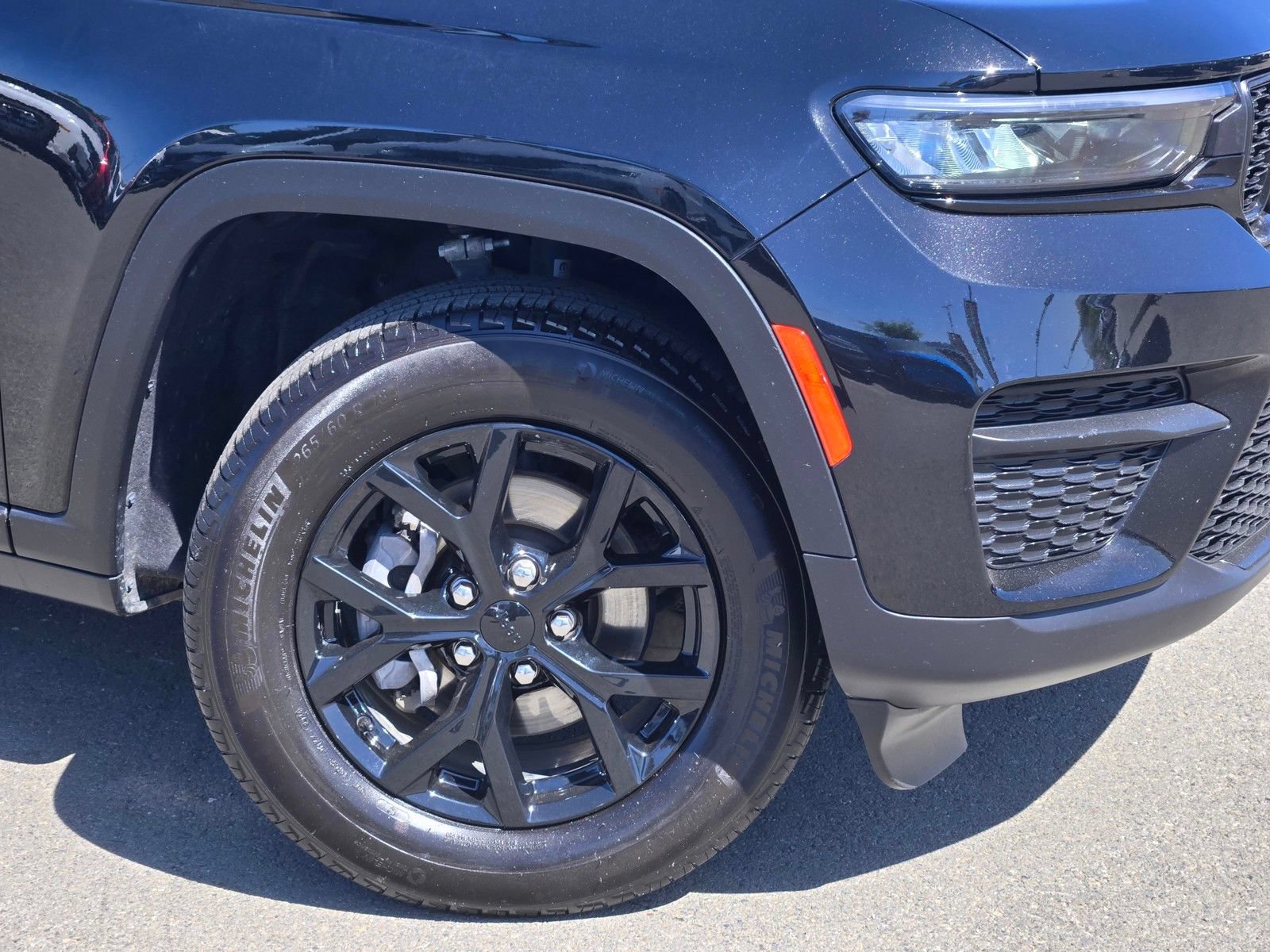 Used 2025 Jeep Grand Cherokee Altitude AWD/4WD image 9