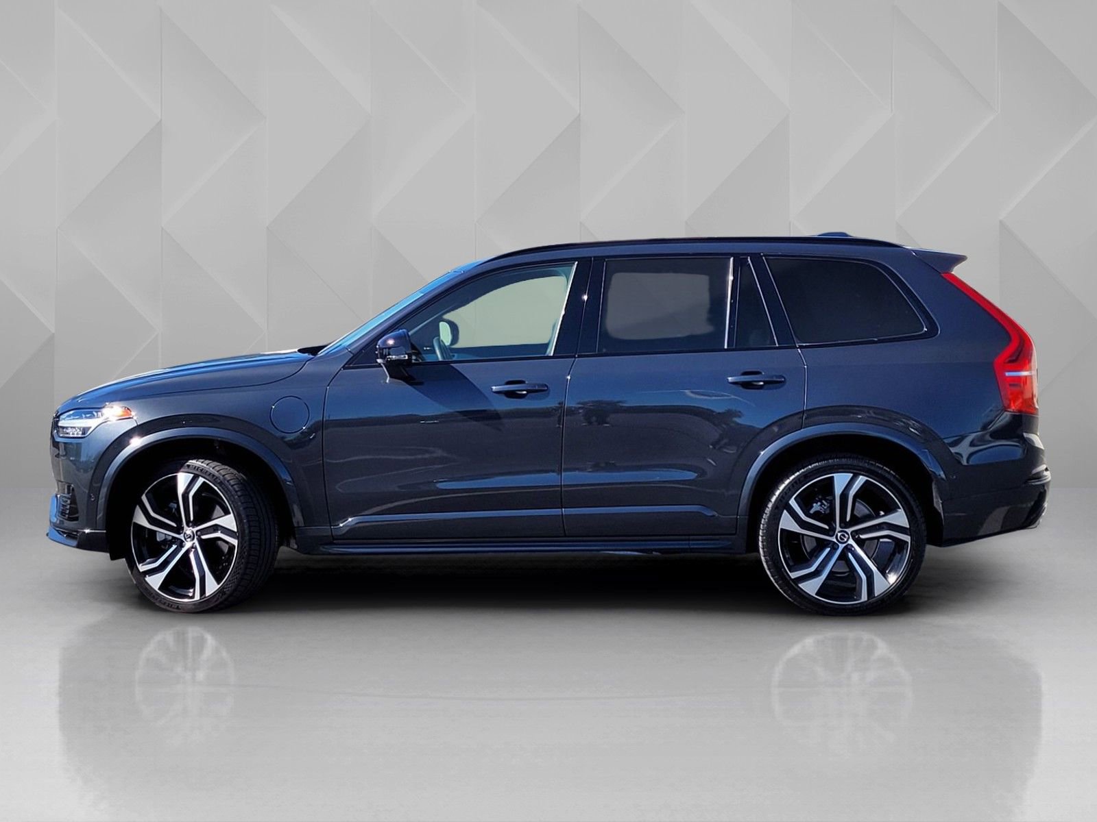 Used 2021 Volvo XC90 T8 R-Design w/ Advanced Package image 3