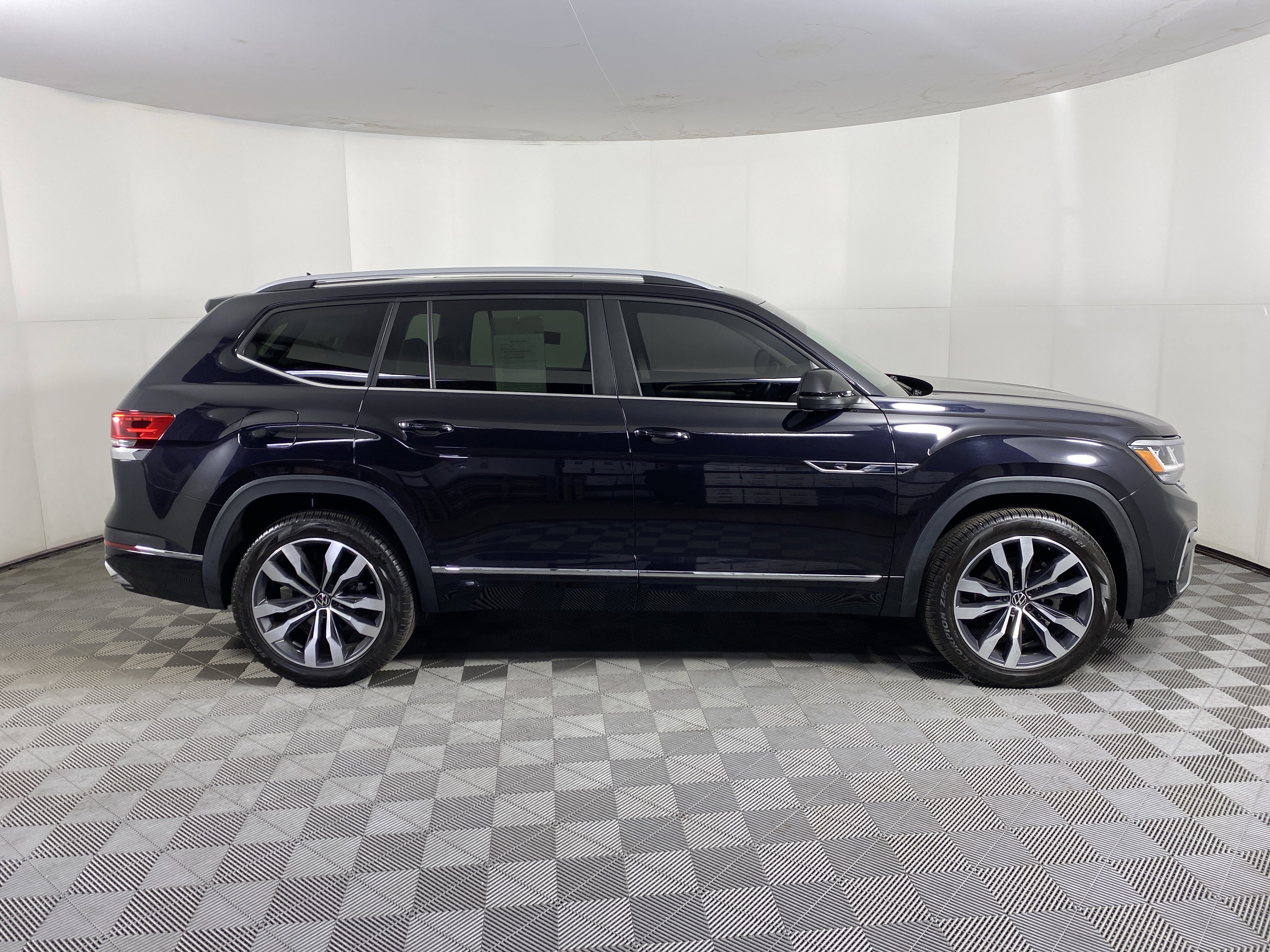 Used 2021 Volkswagen Atlas SEL R-Line image 8