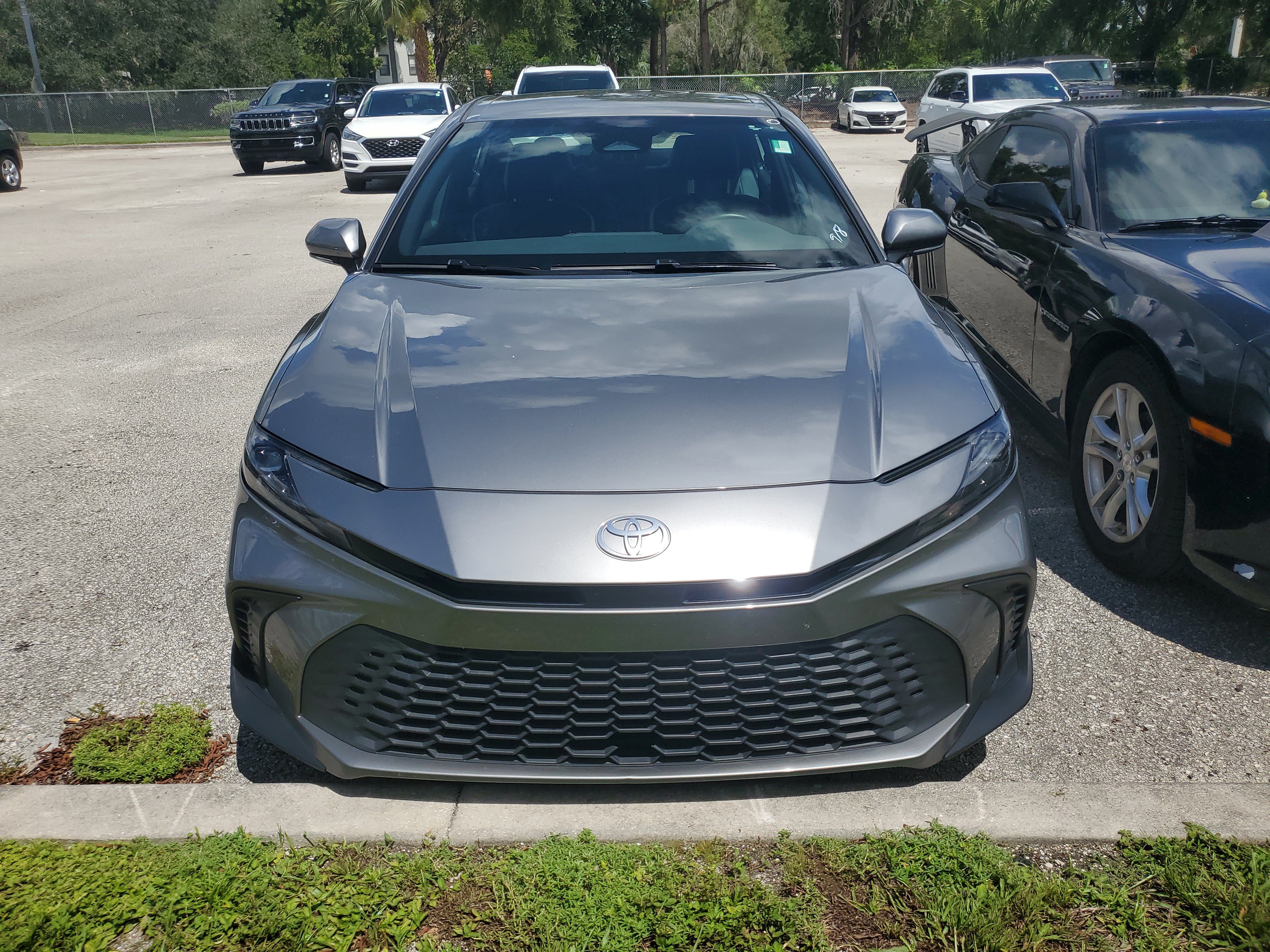 Used 2025 Toyota Camry SE FWD image 3