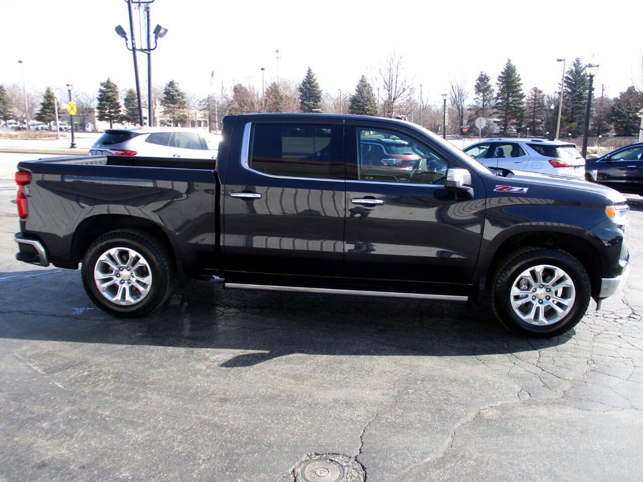 Used 2023 Chevrolet Silverado 1500 LTZ w/ LTZ Premium Package AWD/4WD image 25