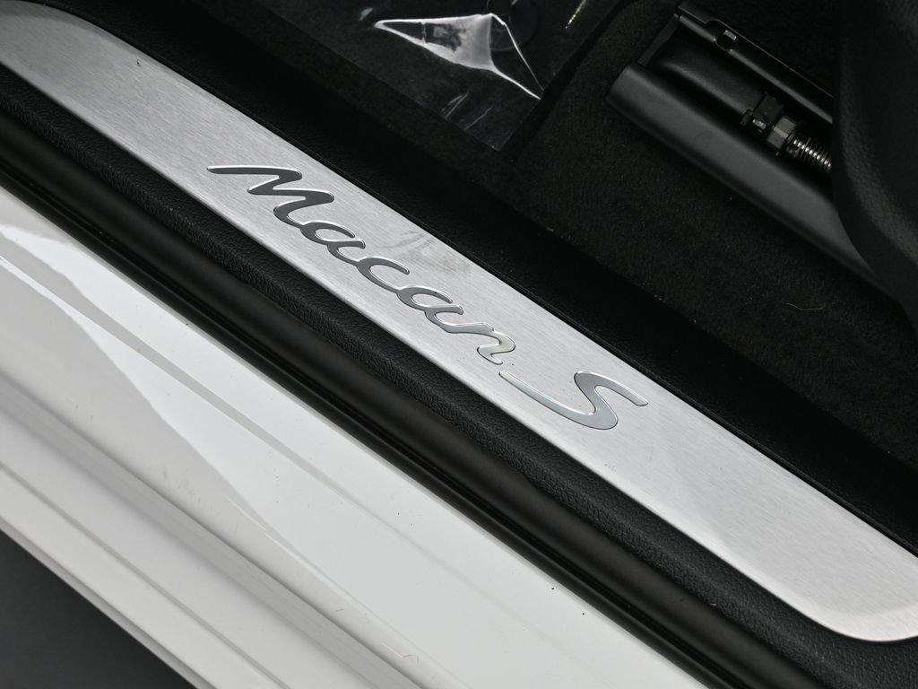 Certified 2023 Porsche Macan S AWD/4WD image 28