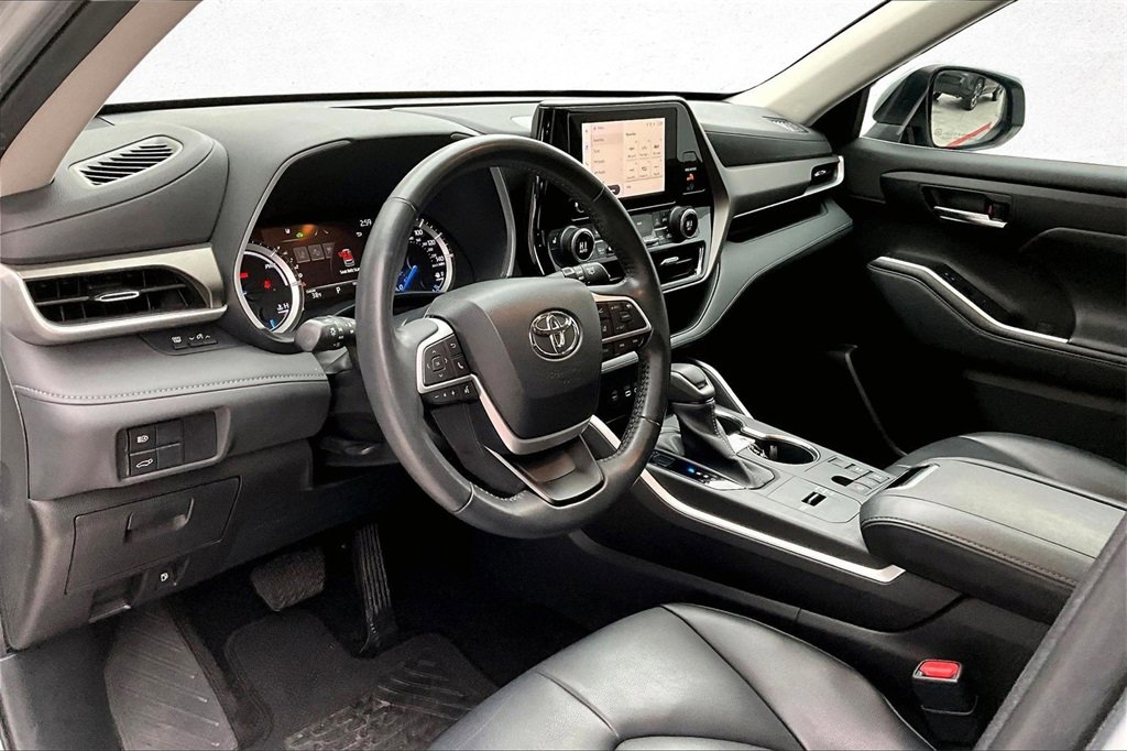 Used 2023 Toyota Highlander XLE image 14