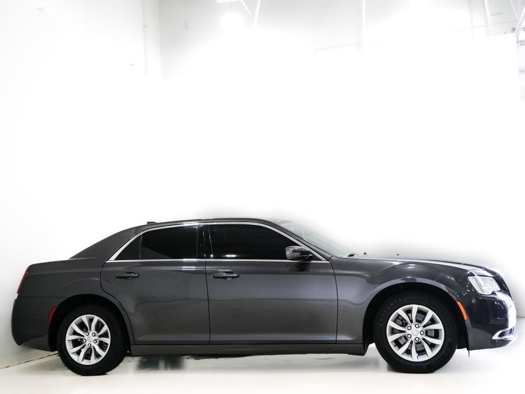 Used 2023 Chrysler 300 Touring RWD image 3