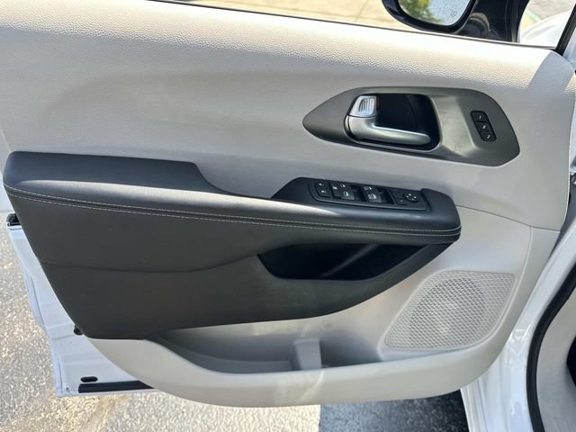 Used 2024 Chrysler Pacifica Touring-L FWD image 8