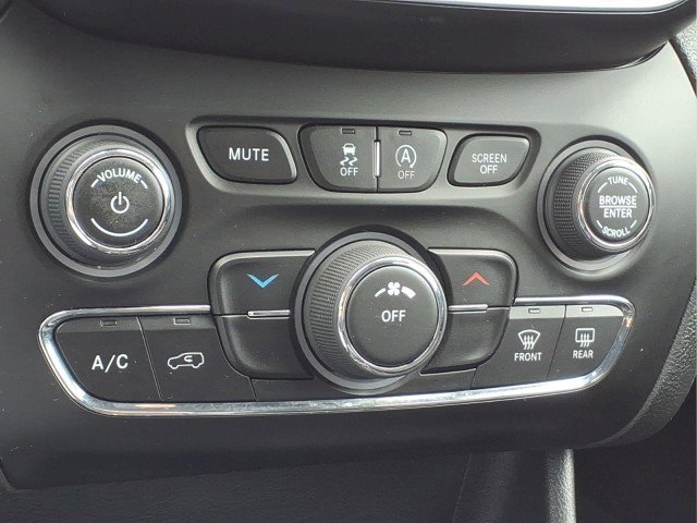 Used 2019 Jeep Cherokee Latitude w/ Popular Appearance Group AWD/4WD image 18