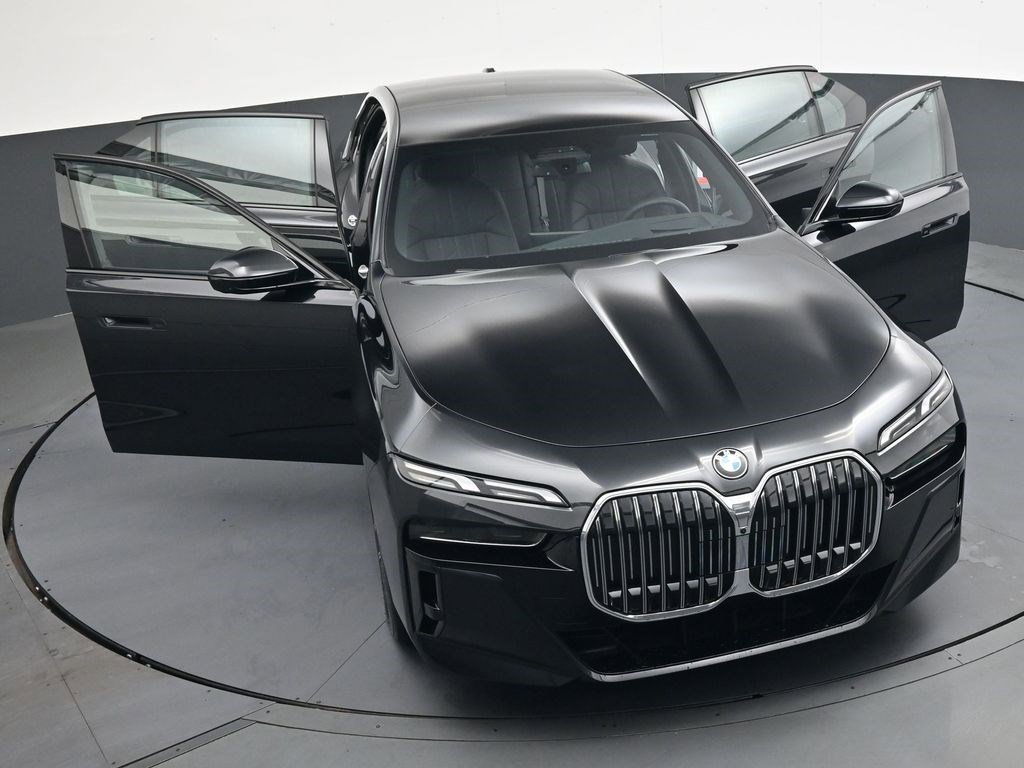 Used 2025 BMW 760i xDrive w/ Luxury Rear Seating Package AWD/4WD image 36