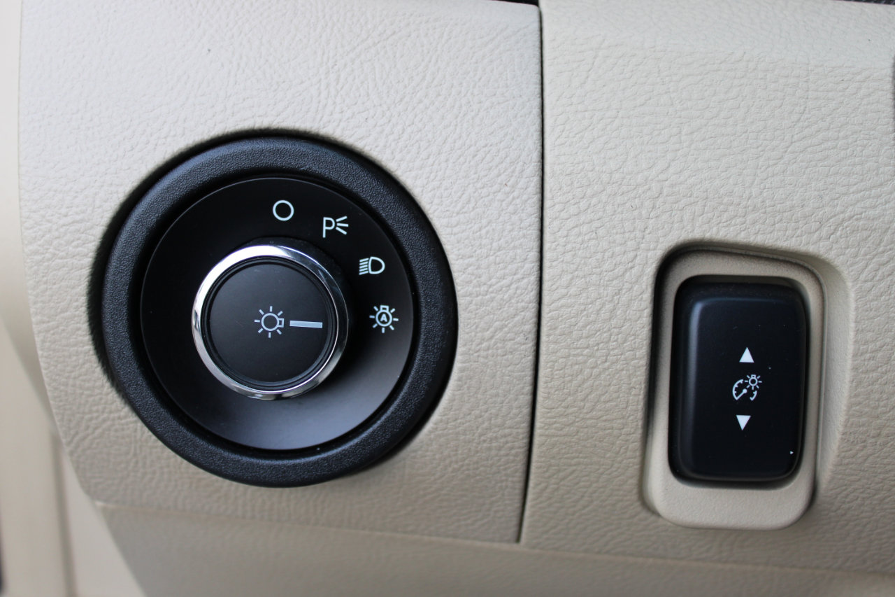 Used 2017 Ford Taurus SE image 24