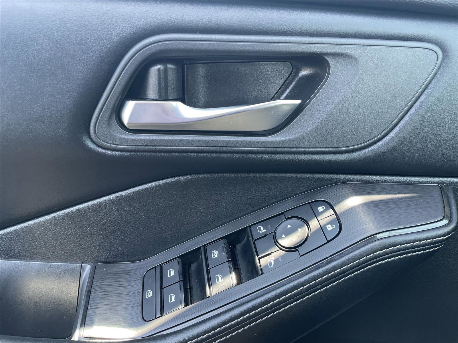 Used 2025 Nissan Rogue SV image 10