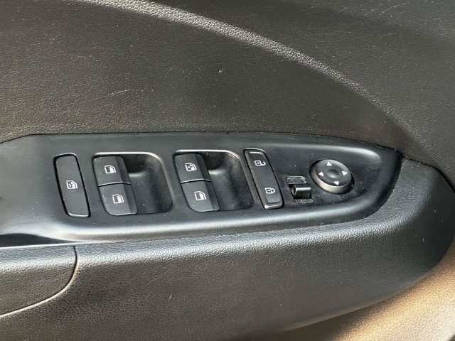Used 2025 Hyundai Venue SEL FWD image 17