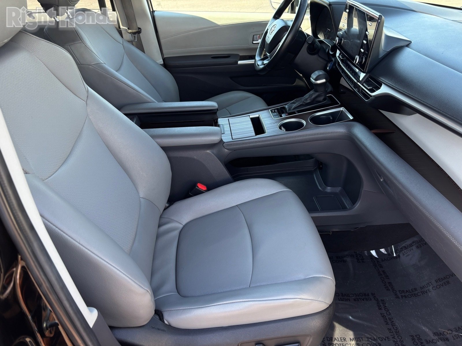 Used 2024 Toyota Sienna XLE image 12