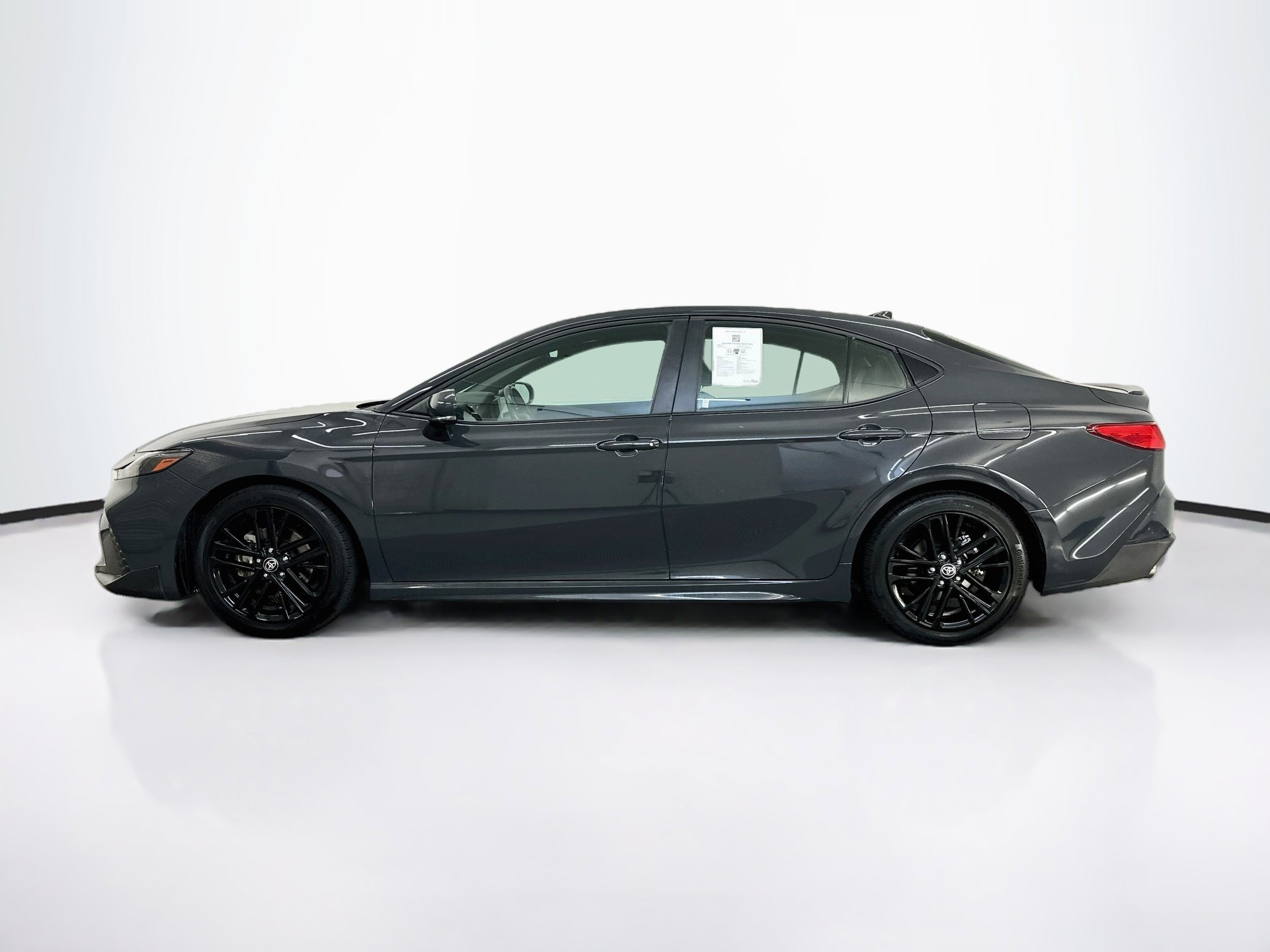 Used 2025 Toyota Camry SE FWD image 4