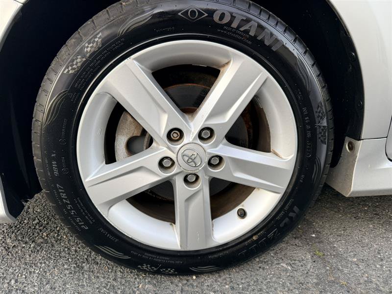 Used 2013 Toyota Camry SE w/ Preferred Accessory Pkg FWD image 9