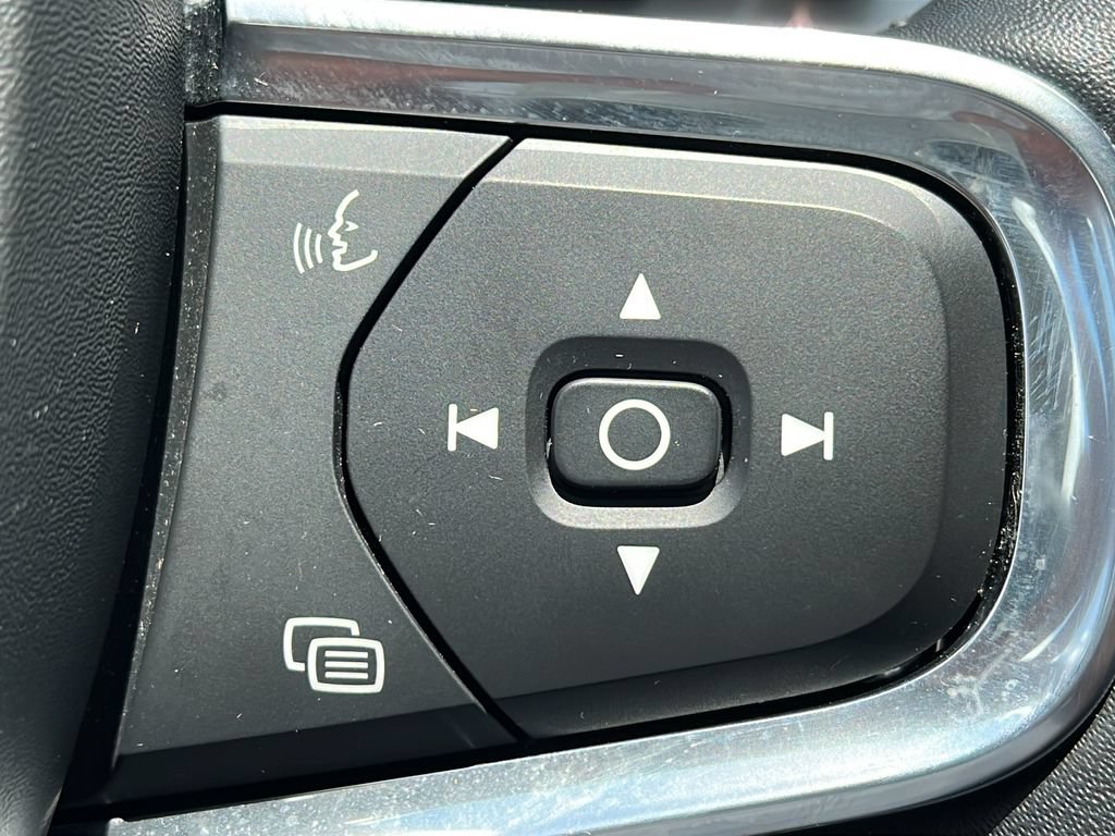Used 2021 Volvo XC40 T5 Momentum w/ Premium Package AWD/4WD image 26