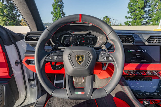 Used 2025 Lamborghini Urus SE AWD/4WD image 27