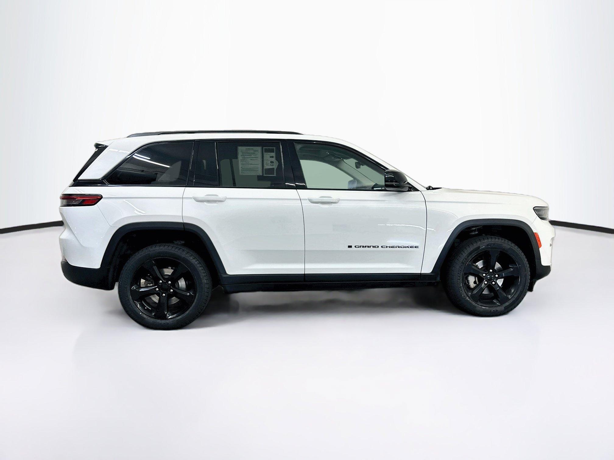 Used 2023 Jeep Grand Cherokee Limited w/ Black Appearance Package AWD/4WD image 10