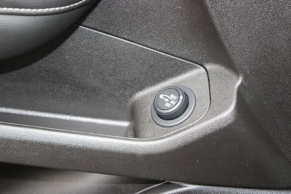 Used 2024 GMC Terrain SLT image 40