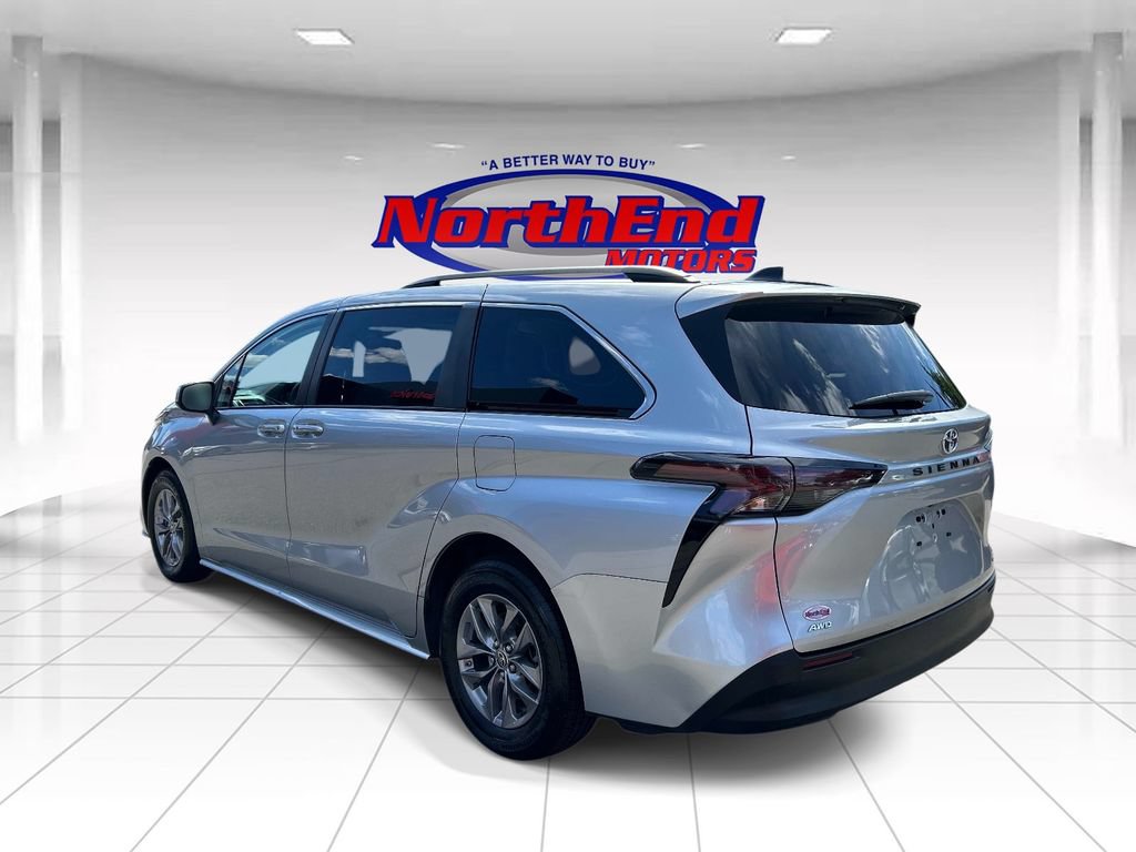 Used 2023 Toyota Sienna LE AWD/4WD image 5