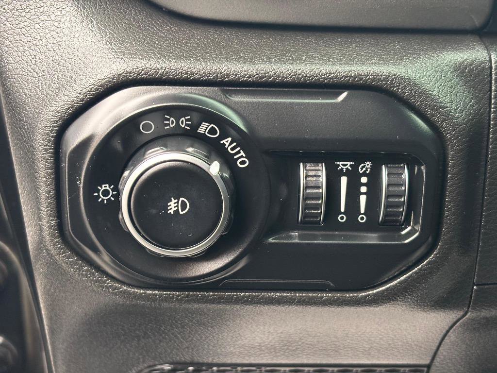 Used 2018 Jeep Wrangler Unlimited Sahara w/ Uconnect 4C Nav & Sound Group AWD/4WD image 13