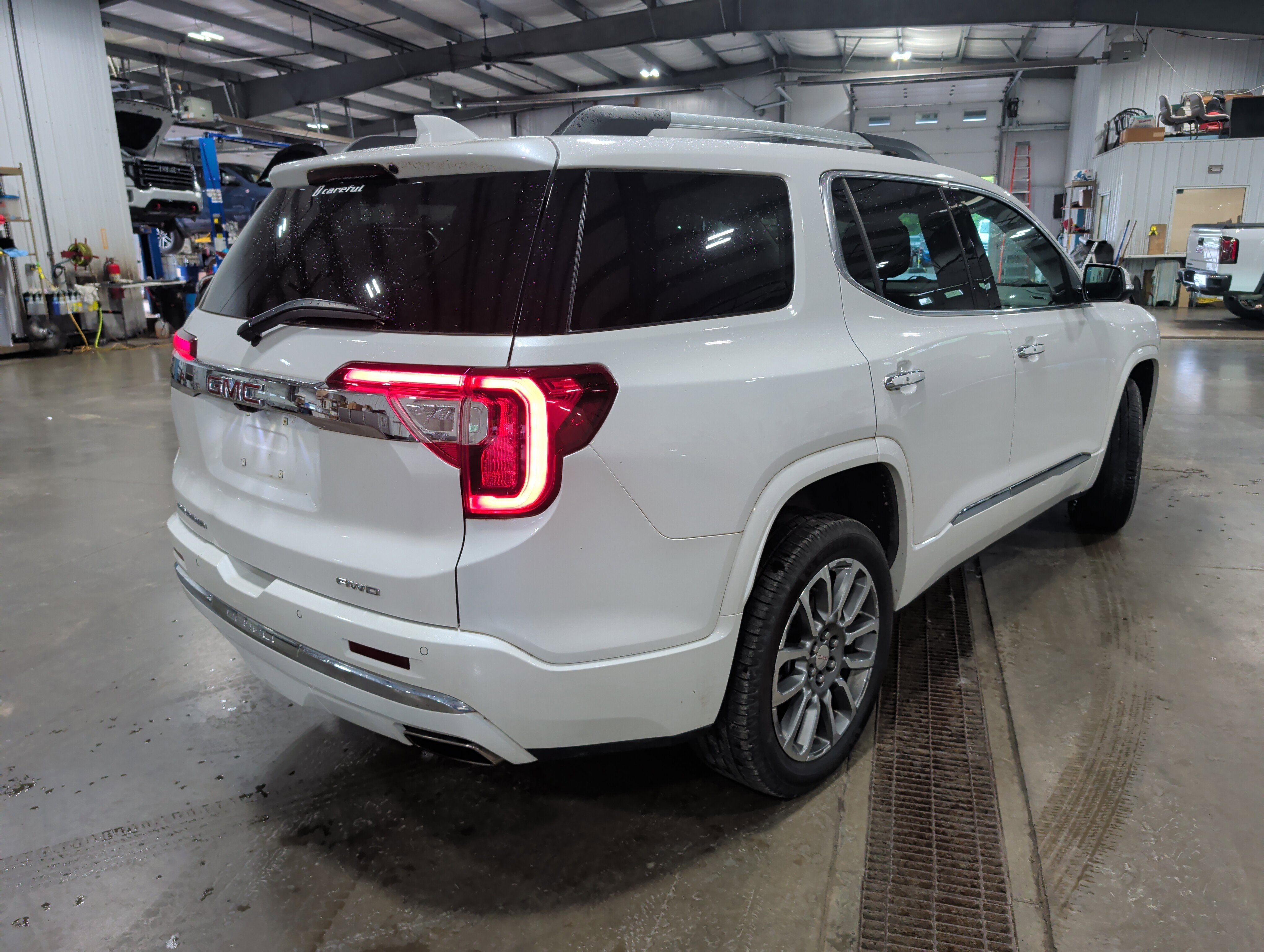 Used 2023 GMC Acadia Denali w/ Denali Technology Package AWD/4WD image 3
