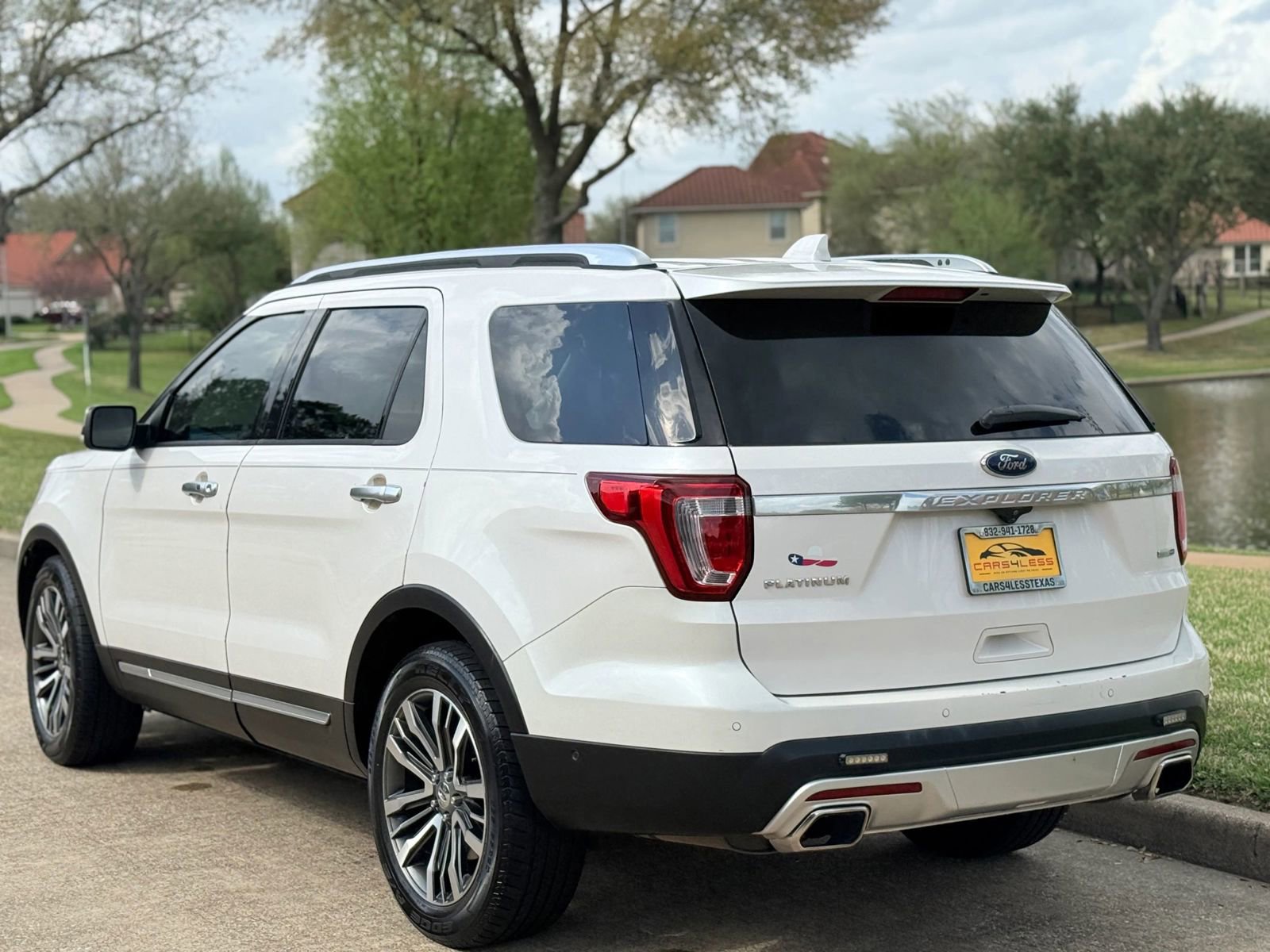 Used 2017 Ford Explorer Platinum AWD/4WD image 4