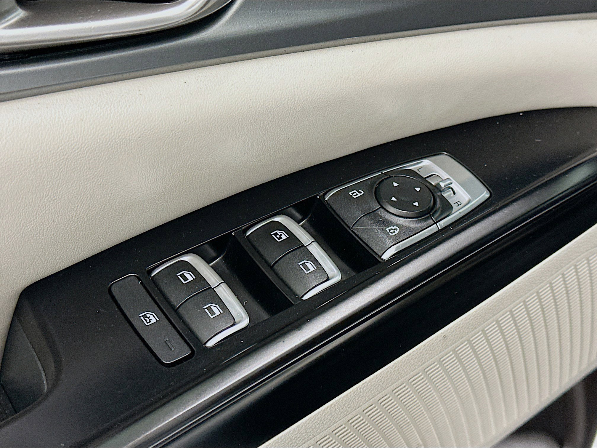 Used 2024 Kia Carnival LX image 15