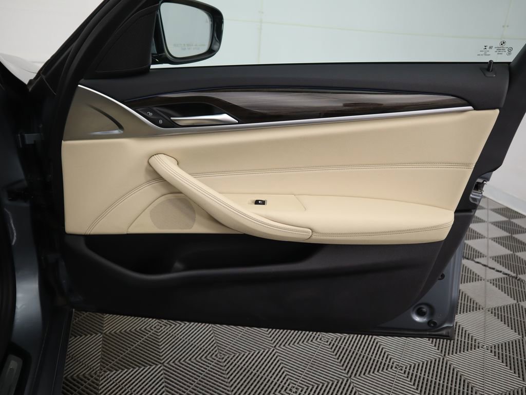 Used 2021 BMW 530e xDrive 530e iPerformance w/ Convenience Package image 26