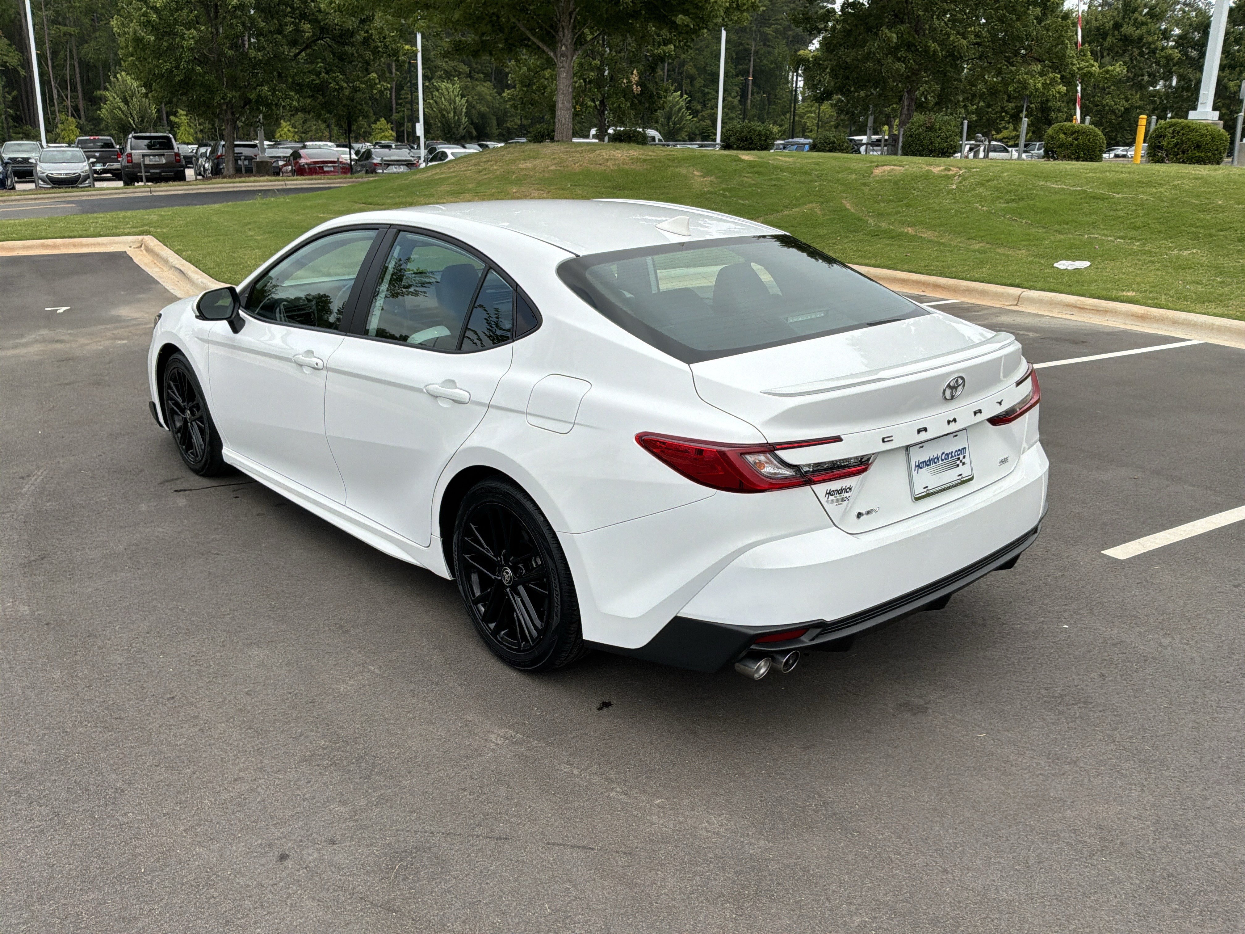 Used 2025 Toyota Camry SE FWD image 11