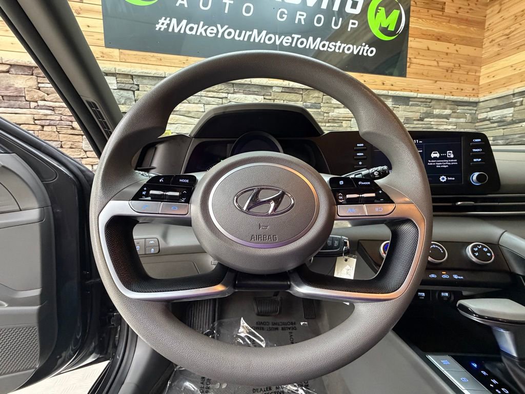 Used 2022 Hyundai Elantra SE image 16