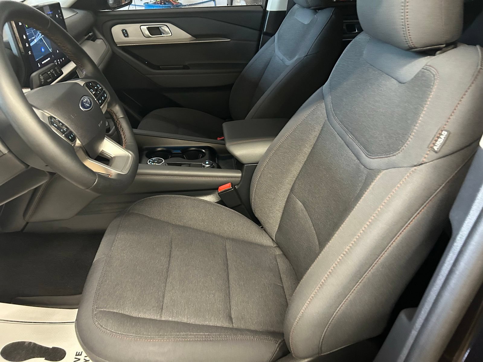 Used 2025 Ford Explorer Active AWD/4WD image 14