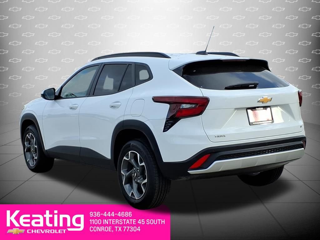 Used 2024 Chevrolet Trax LT w/ Driver Confidence Package FWD image 2