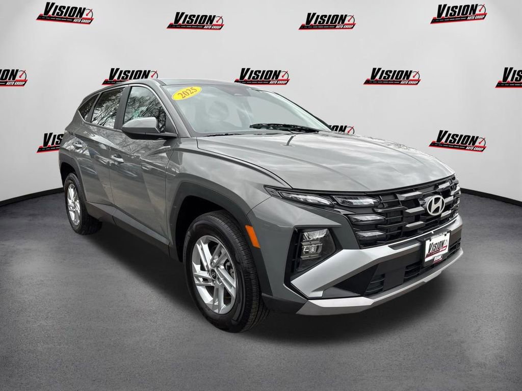 Used 2025 Hyundai Tucson SE AWD/4WD image 3